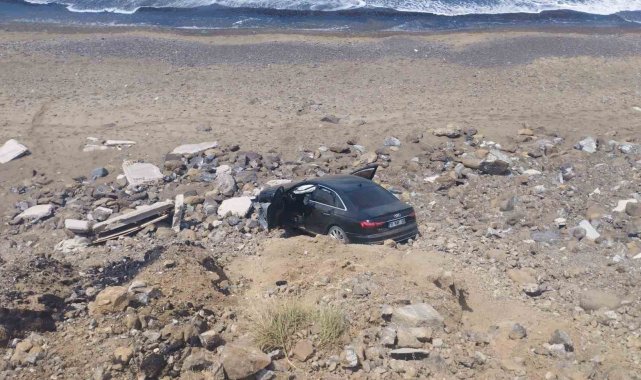 Arsuz'da tekeri patlayan otomobil uçuruma yuvarlandı: 2 yaralı