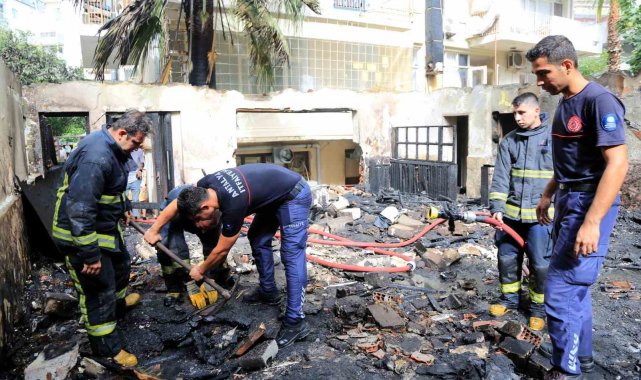 Atıl malzemeler alev aldı, apartman sakinleri ve esnaf büyük korku yaşadı