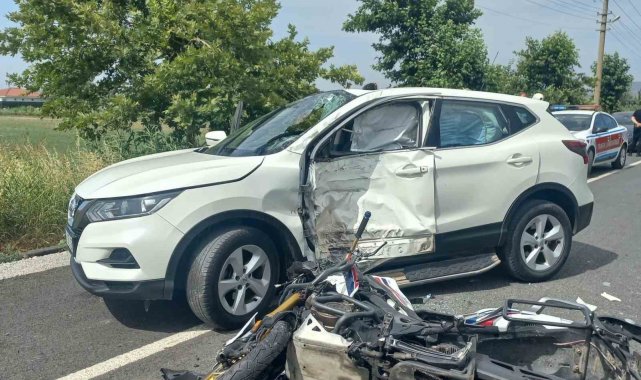 Ayvalık'ta motosiklet ile otomobil çarpıştı: 1 ölü, 1 yaralı
