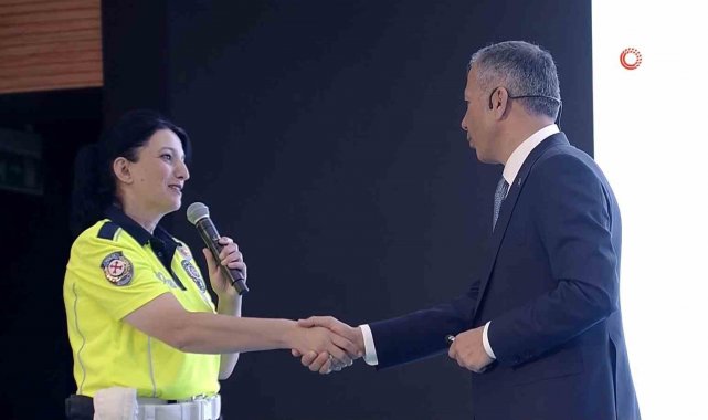 Bakan Yerlikaya Eskişehir'de yaptığı uyarı ile facianın önüne geçen polis Nihal Uzpeder'i tebrik etti