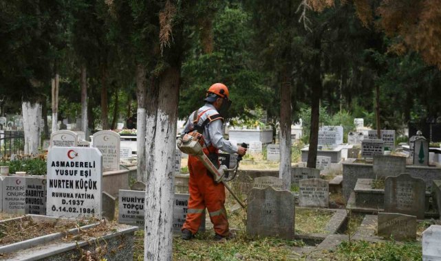 Balıkesir Büyükşehir, mezarlıkları bayrama hazırlıyor