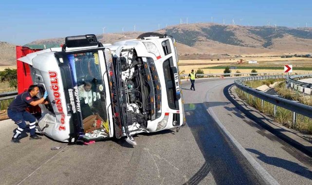 Bariyerlere çarpıp devrilen kamyonun sürücüsü yaralandı