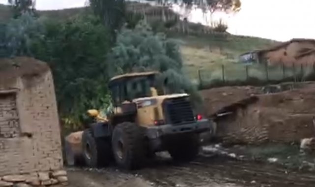 Başkale'de yollar dereye döndü