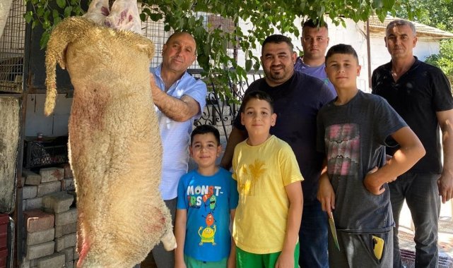 Başkan Akdeniz kurbanını kendi kesti
