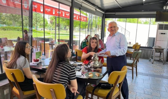 Başkan Büyükkılıç, karne alan öğrencilerle buluştu