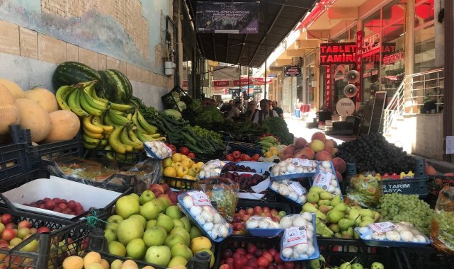 Bayburt'ta bir vatandaş elma aldığı tezgahın satıcısını bulamayınca notla para bırakıp helallik istedi