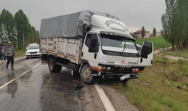 Bayburt'ta kamyonla minibüs çarpıştı: 2 yaralı