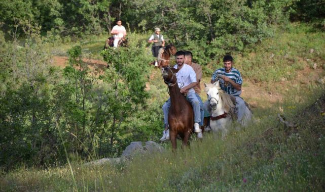 Beytüşşebap'ta atlarla trekking yapıldı
