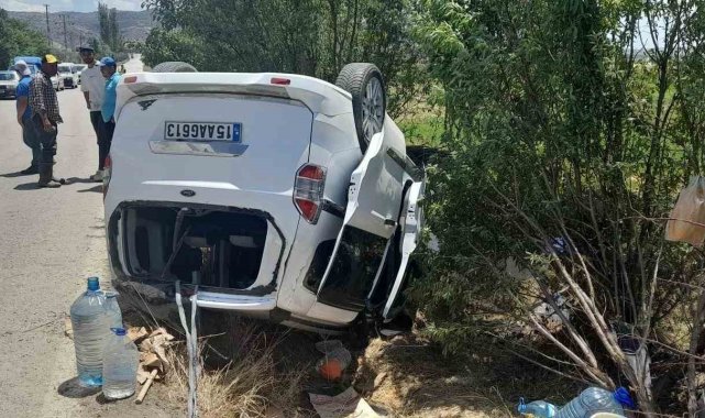 Burdur'da hafif ticari araç takla attı, yaşlı çift yaralandı