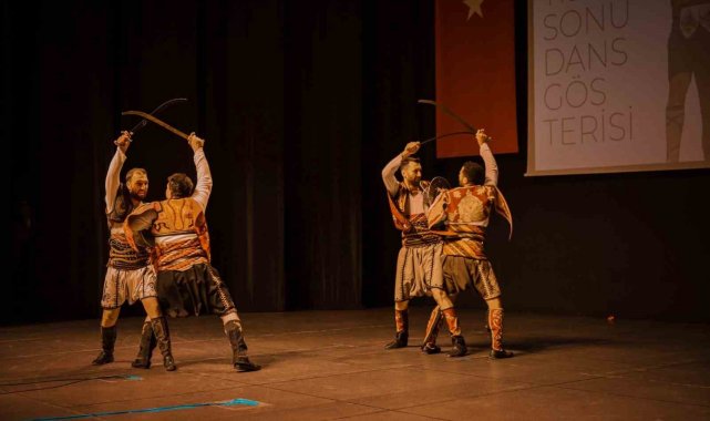 Bursa Gala Kültür Sanat Merkezi'nin dans gösteresi sanatseverlerle buluştu