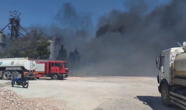Bursa'da geri dönüşüm deposunda büyük yangın