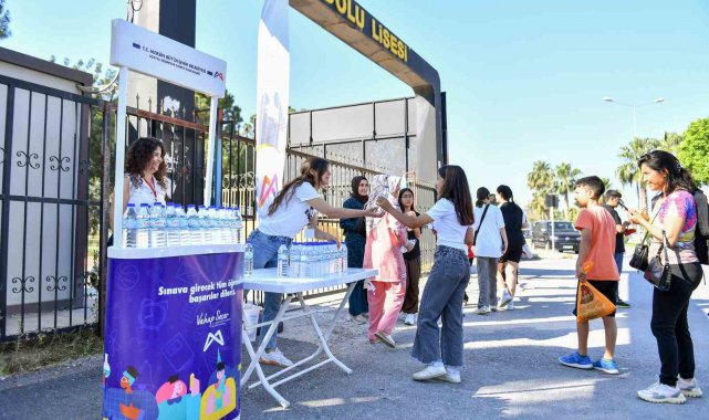 Büyükşehir Belediyesi, LGS'ye giren öğrenciler su dağıttı