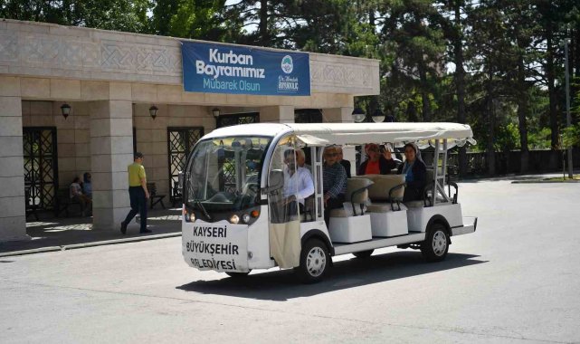 Büyükşehir belediyesi, mezarlık ziyareti yapan vatandaşları yalnız bırakmadı