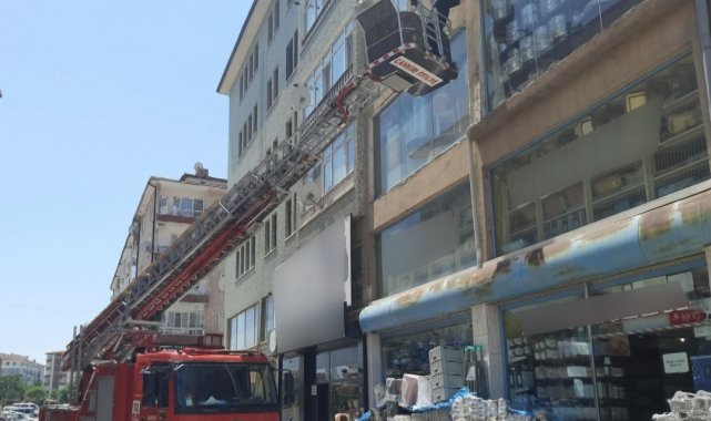 Çankırı'da ayağı ipe takılan serçe kurtarıldı