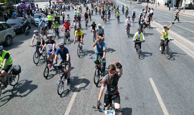Çevre dostu yaşam için Şişli'den Üsküdar'a pedal çevirdiler
