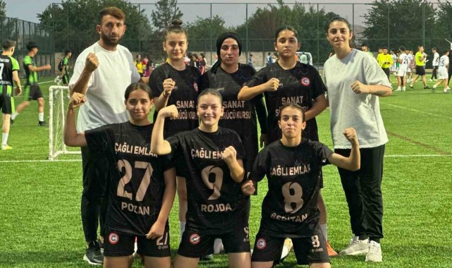 Cizreli kızlar, sokak futbolu 5x5 oyunlarında bölge şampiyonu oldu