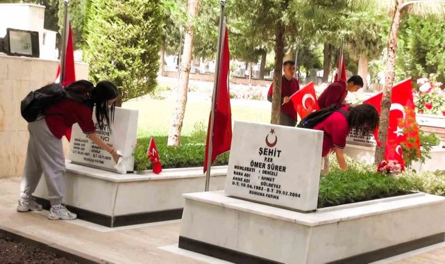 Değerlerine sahip çıkan gençlerden vatan için canını veren şehitlere anlamlı ziyaret