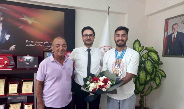 Demir, Milli Tenisçi Ahmet Kaplan'ı tebrik etti