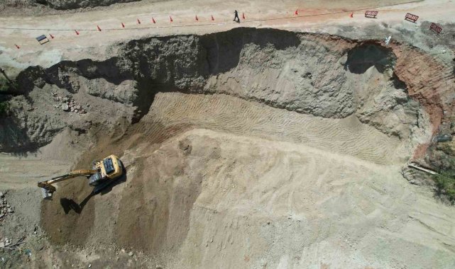 Denizli Büyükşehir ekipleri toprak kayması yaşanan bölgeye anında müdahale etti
