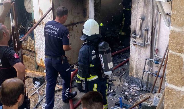 Depoda çıkan yangın eve sıçrar sıçramaz söndürüldü