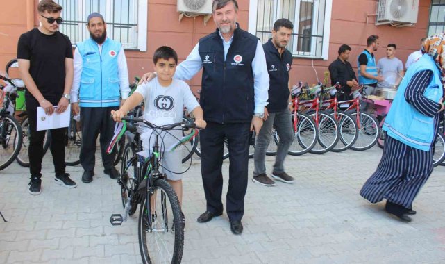 Depremzede yetimlerin yüzü hediye edilen bisikletlerle güldü