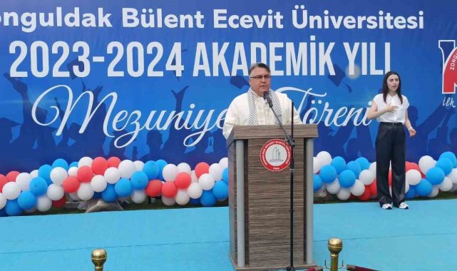 Devrek'te üniversite öğrencileri mezuniyetlerini kep atarak kutladılar