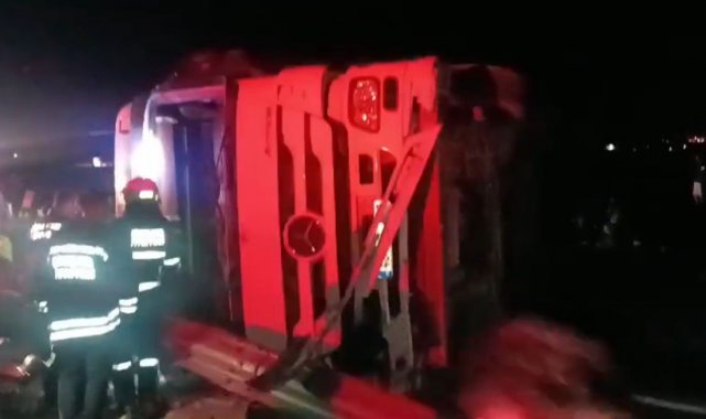 Diyarbakır'da devrilen tırın sürücüsü yaralandı