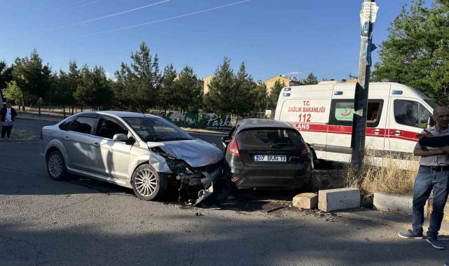 Diyarbakır'da iki otomobil çarpıştı: 2'si çocuk 7 yaralı
