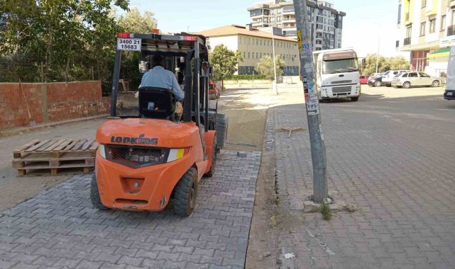 Edremit Belediyesi Kadıköy Mahallesi'nde yolları düzenliyor