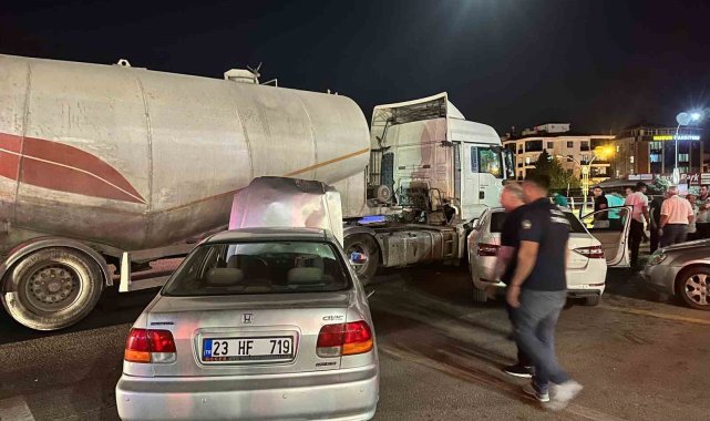 Elazığ'da tankerle iki otomobil çarpıştı: 2 yaralı