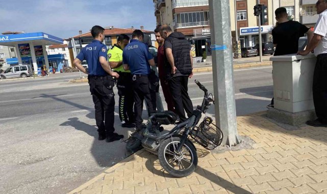 Elektrikli bisiklet ile otomobil çarpıştı: 1 yaralı