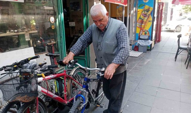 Emekli bisiklet sevdalısı 'Eskişehirliler en çok neden bisiklete biniyor' sorusunu araştırdı