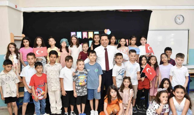Esenyurt Belediye Başkanı Özer, öğrencilerin karne heyecanına ortak oldu