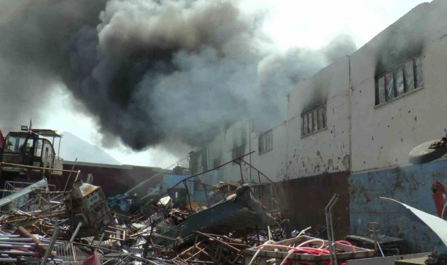 Fabrika yangınına 72 personel ve 25 itfaiye aracı müdahale etti