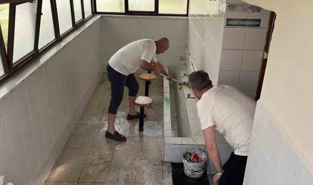 Farkındalık oluşturması amacıyla cami tuvaletlerini temizlediler