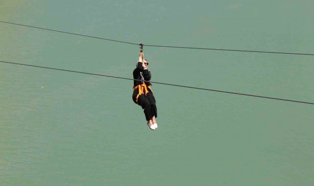 Fırat Nehri'nin muhteşem manzarası eşliğinde yapılan zipline ve tekne turu turistlerin vazgeçilmezi