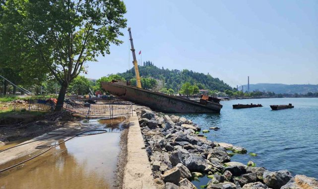 Fırtınada ikiye bölünen Pallada Gemisi'nin söküm işlemleri sürüyor