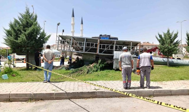 Fırtınanın devirdiği reklam panosunun altında kalan genç kız hayatını kaybetti