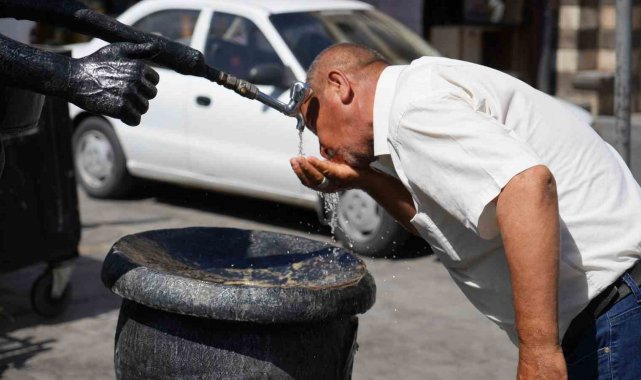 Gaziantep'te vatandaşlar serinlemek için çeşme sırası bekledi