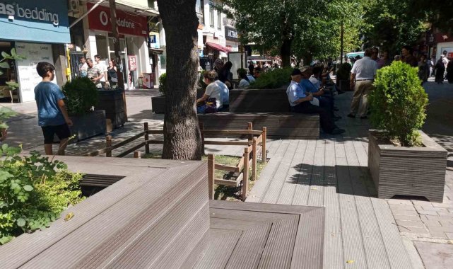 Gölgelerin altına sığınan vatandaşlar güneşli alanları boş bıraktı