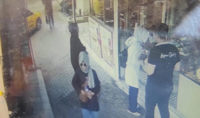 Gözlüklü kadın hırsızlar kameraya yakalandı
