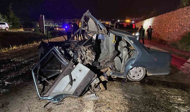 Hafif ticari araçla çarpışan Tofaş hurdaya döndü: 2'si ağır 5 yaralı