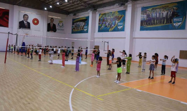 Haliliye'de çocuklar yaz tatilinde basketbol öğreniyor