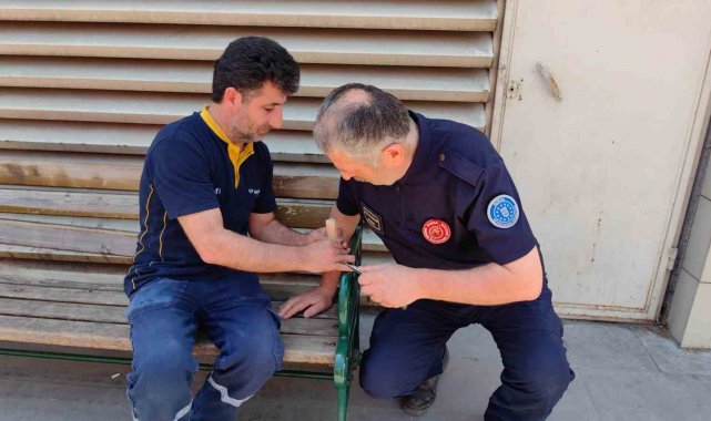 Hastane önünde itfaiye ekiplerinden çivi çıkarma operasyonu