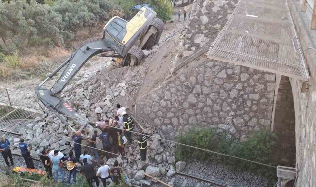 Hatay'da toprak altında kalan iş makinası operatörü kurtarıldı