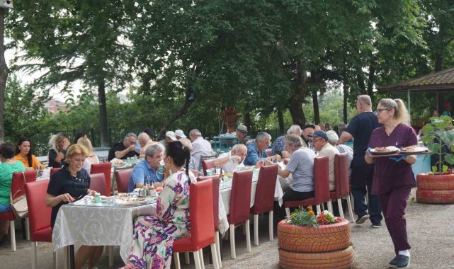 Huzurevi sakinlerine çifte kutlama