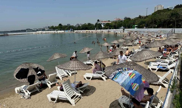 İstanbul'da sıcaktan bunalan vatandaşlar soluğu denizde aldı