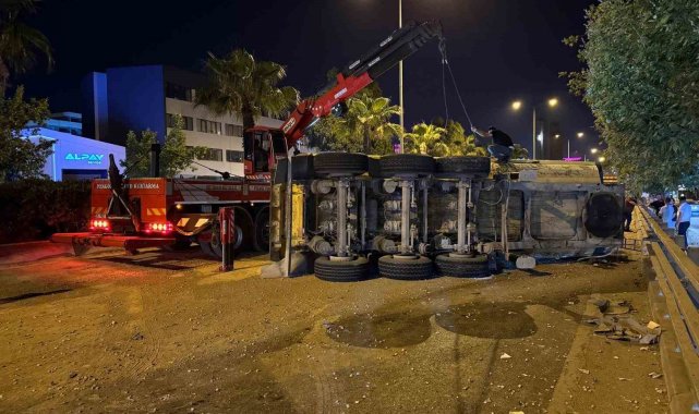 İzmir'de lastikleri patlayan hafriyat kamyonunun dorsesi devrildi