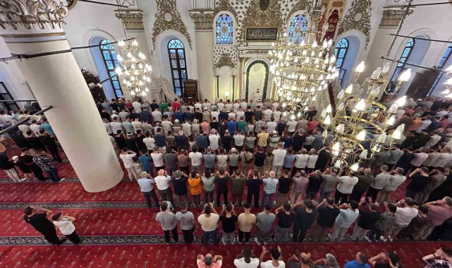 İzmirliler bayram namazı için camilere akın etti
