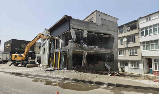 Kaçak işyeri yıkıldı